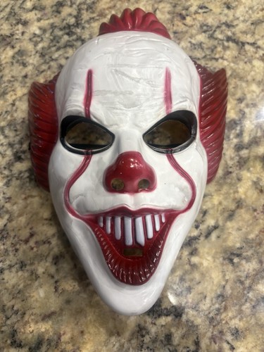 Pennywise creepy spaventoso - creepy,